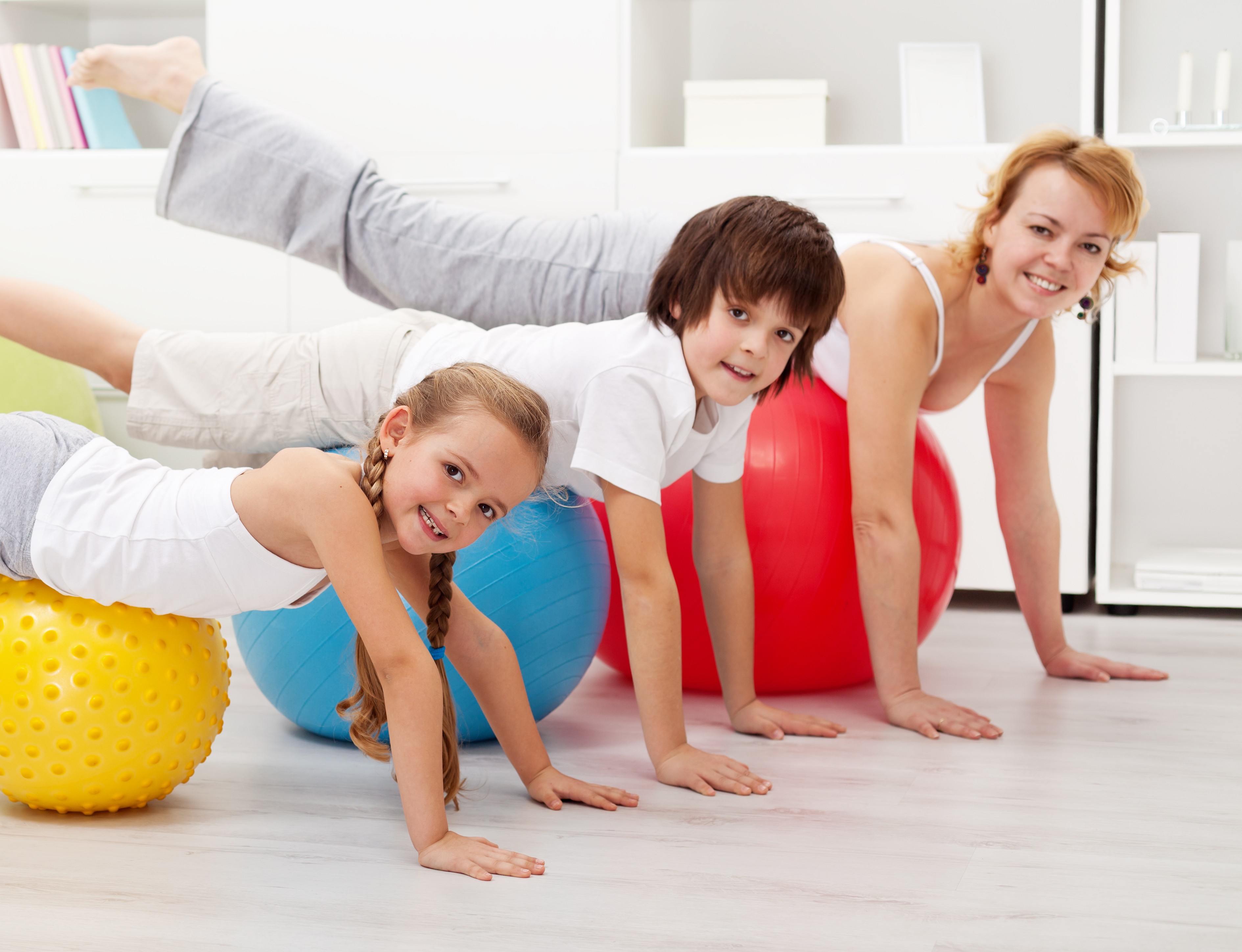 Взрослые мамы занимаются. Детский фитнес. Занятие физкультурой. Спортивные занятия для детей. Оздоровительная физкультура для детей.